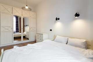 Апартаменты Apartments in the OLD city of LVIV Львов Апартаменты «Белые» - ул. Черноморская, 1-3